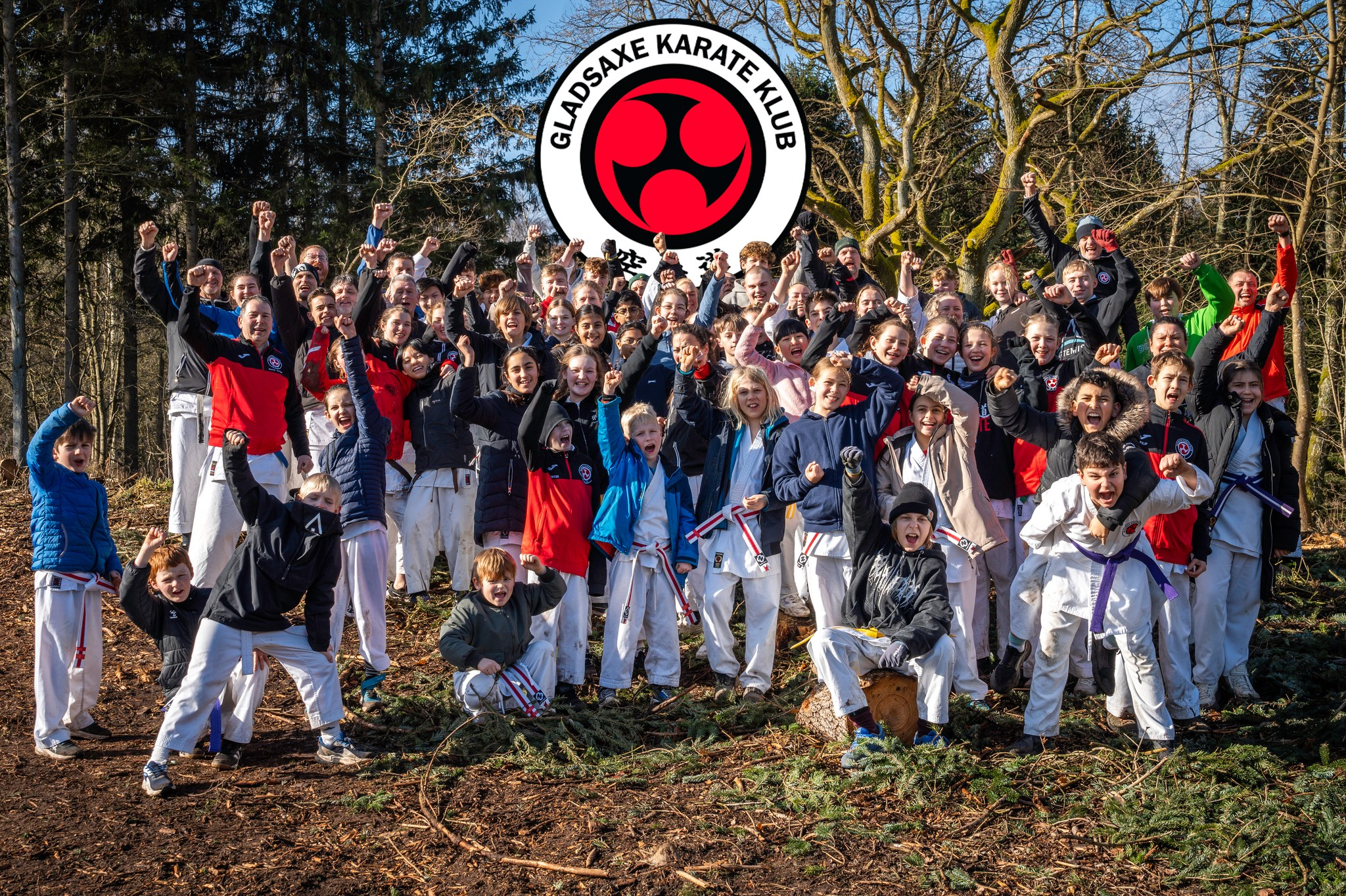 Kan være et billede af kampsport og tekst, der siger "AADSAYE GLADSAXE KARATE KLUP KLUB"